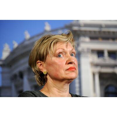 Burgtheater:  Karin Bergmann folgt interimistisch Hartmann nach
