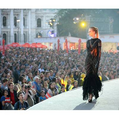 Fashion Show im Eurovision Village am Rathausplatz