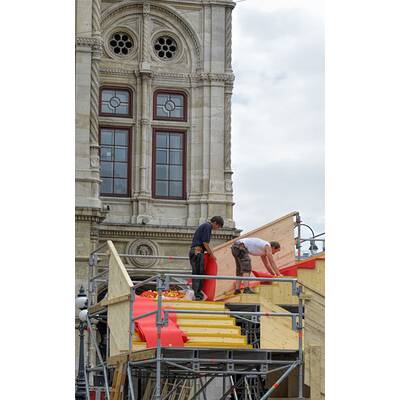 Aufbauarbeiten in der Staatsoper für 