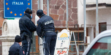 Maschendraht-Zaun und Zug-Kontrollen