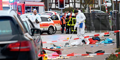Einsatzkr&auml;fte nehmen an der Unfallstelle in Volkmarsen Spuren auf.