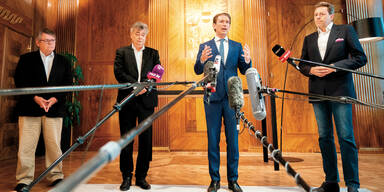 Wolfgang Katzian, Vizekanzler Werner Kogler (Gr&cedil;ne), Bundeskanzler Sebastian Kurz (&divide;VP) und WK&divide;-Chef Harald Mahrer