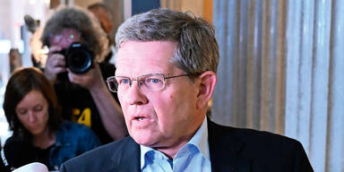 Deutsch muss gehen, Kampf um neue Posten