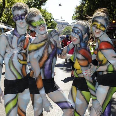Tausende feiern Homosexuellen- und Transgender-Demo.