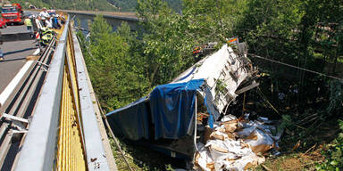 Lkw st&uuml;rzt von A2-Br&uuml;cke