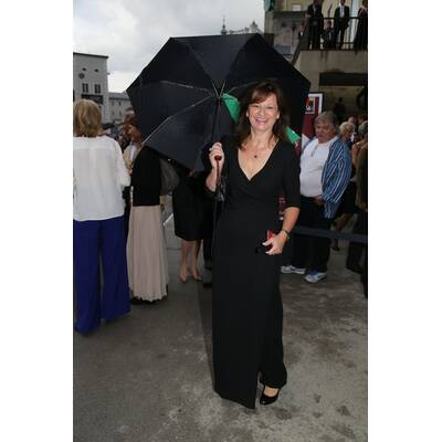 Elfenhaft:  Nicole Beutler setzt mit einem Brokat-Kleid in edlem Elfenbein einen noblen Trend.