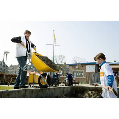 Máxima & Willem-Alexander putzen Spielplatz