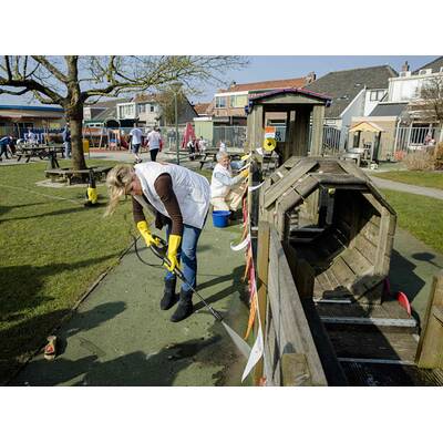 Máxima & Willem-Alexander putzen Spielplatz