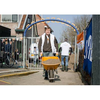 Máxima & Willem-Alexander putzen Spielplatz