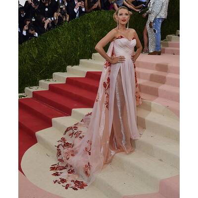 Blake Lively mit Babybauch auf der Met Gala
