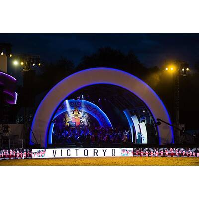 Die Queen feiert 90er mit den Stars