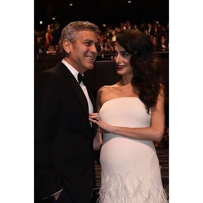 Amal Clooney zeigt ihren Babybauch