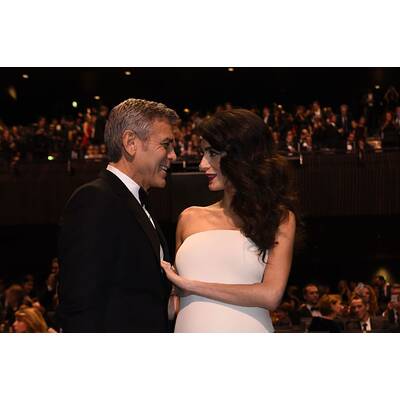 Amal Clooney zeigt ihren Babybauch