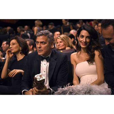 Amal Clooney zeigt ihren Babybauch