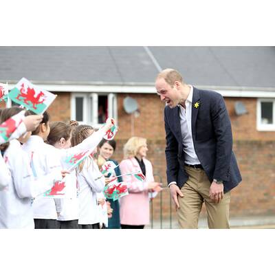 Prinz William baut blind ein Zelt auf 