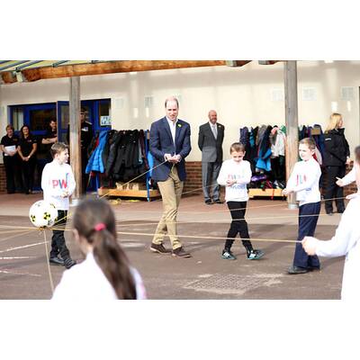 Prinz William baut blind ein Zelt auf 