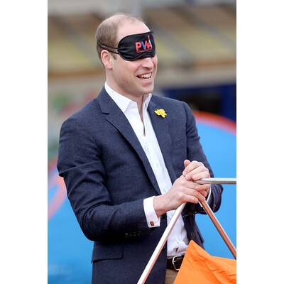 Prinz William baut blind ein Zelt auf 