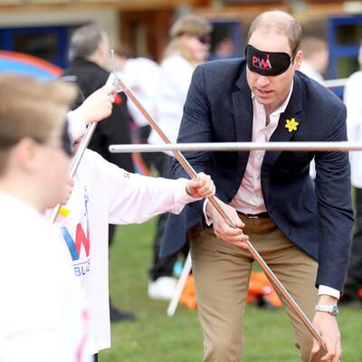 Prinz William baut blind ein Zelt auf 