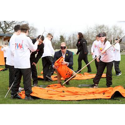 Prinz William baut blind ein Zelt auf 