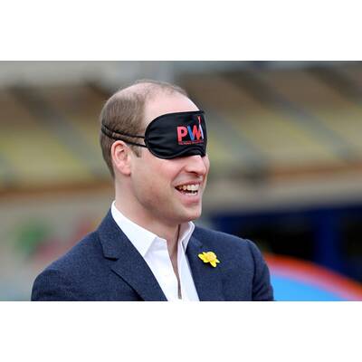 Prinz William baut blind ein Zelt auf 