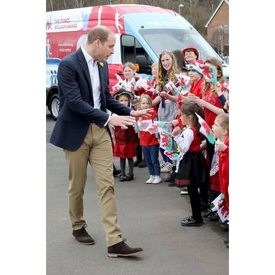 Prinz William baut blind ein Zelt auf 