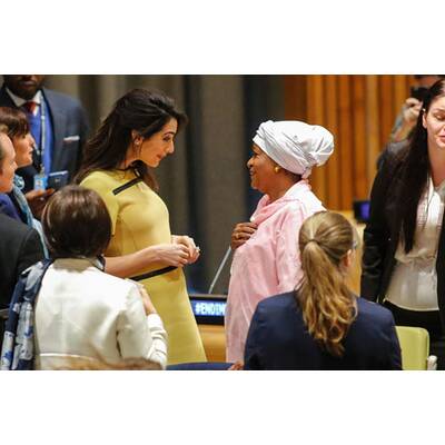 Amal Clooney: Mit Zwillingsbauch vor UN