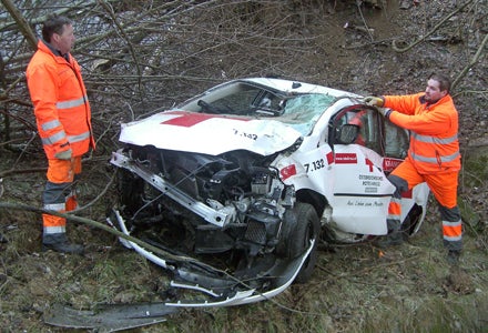 A2: Rot-Kreuz-Auto stürzt von Brücke