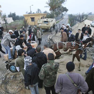 Palästinenser durchbrechen die ägyptische Grenze