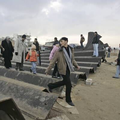 Palästinenser durchbrechen die ägyptische Grenze