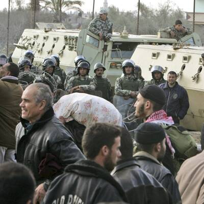 Palästinenser durchbrechen die ägyptische Grenze