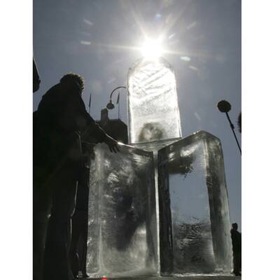 Der Eisberg vor dem Bundeskanzleramt