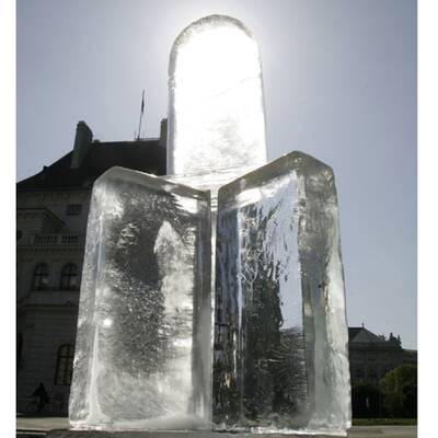 Der Eisberg vor dem Bundeskanzleramt