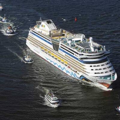 Eva Padberg tauft AIDAbella