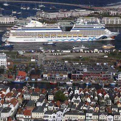 Eva Padberg tauft AIDAbella