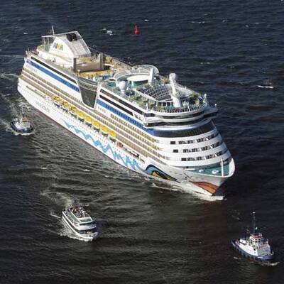 Eva Padberg tauft AIDAbella