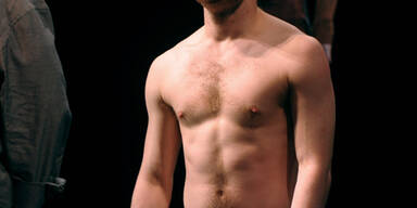 Welcher Star steht hier nackt auf der Bühne?