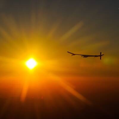 Solar Flieger segelt über Nacht