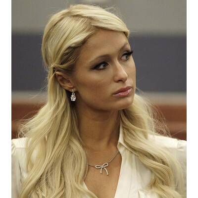Paris Hilton: Im Barbie-Look vor Gericht