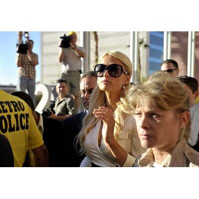 Paris Hilton: Im Barbie-Look vor Gericht