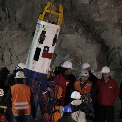 Kumpel-Retter wird von Opfern begrüßt 