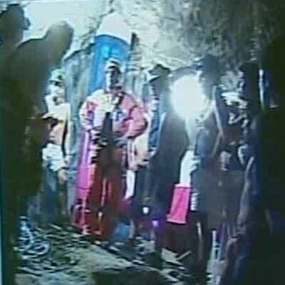 Kumpel-Retter wird von Opfern begrüßt 