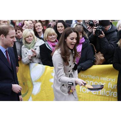 Prinz William und Kate Middleton haben Spaß beim Pfannkuchen-Schupfen