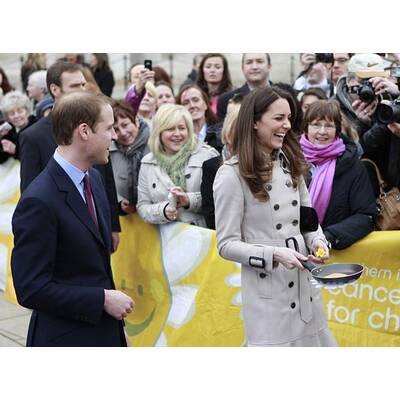 Prinz William und Kate Middleton haben Spaß beim Pfannkuchen-Schupfen