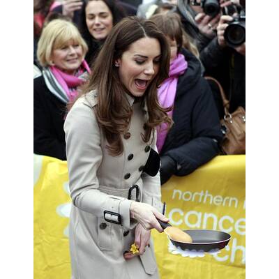 Prinz William und Kate Middleton haben Spaß beim Pfannkuchen-Schupfen