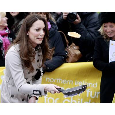 Prinz William und Kate Middleton haben Spaß beim Pfannkuchen-Schupfen