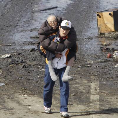 Nach der Katastrophe sind Huntertausende auf der Flucht