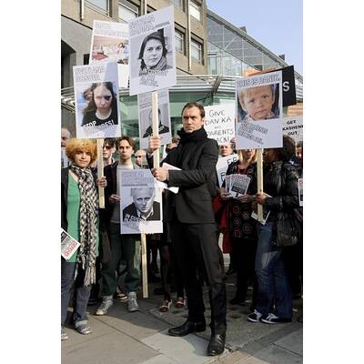 Jude Law und Kevin Spacey demonstrieren für Meinungsfreiheit in Weißrussland