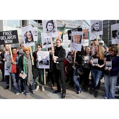Jude Law und Kevin Spacey demonstrieren für Meinungsfreiheit in Weißrussland