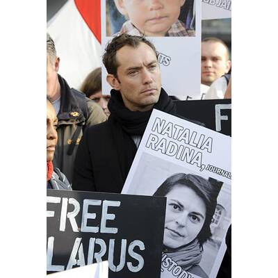 Jude Law und Kevin Spacey demonstrieren für Meinungsfreiheit in Weißrussland