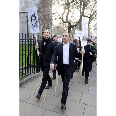 Jude Law und Kevin Spacey demonstrieren für Meinungsfreiheit in Weißrussland